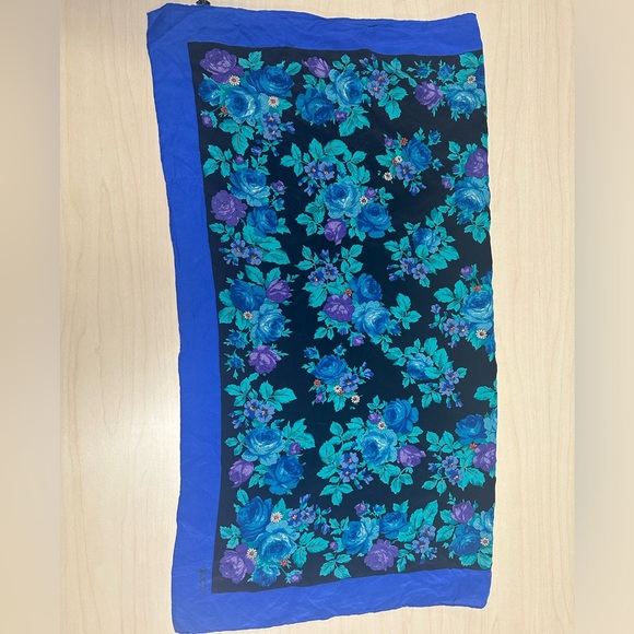 WOW POSHMARK - Authentic Gucci Scarf - Picture 12 of 16